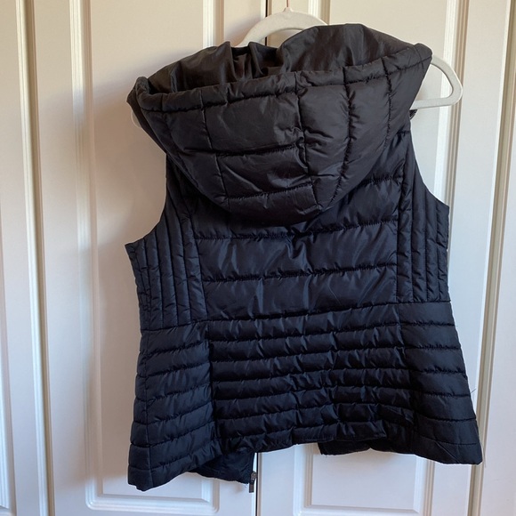 Zara puffer vest small- medium - Picture 3 of 4